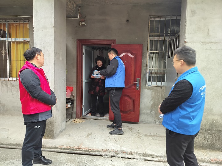 班子成员王文明带队入户宣传.jpg